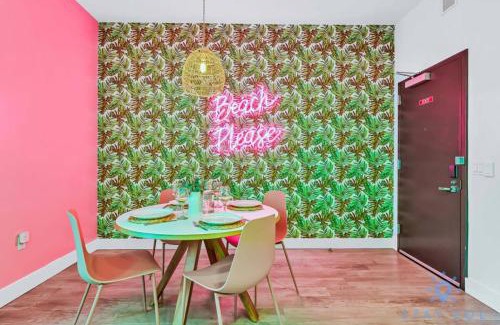 Hollywood Apartment | Cozy Apartment - Hot Tub - NearBeach - Broad - walk