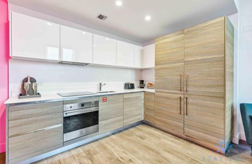 Hollywood Apartment | Cozy Apartment - Hot Tub - NearBeach - Broad - walk