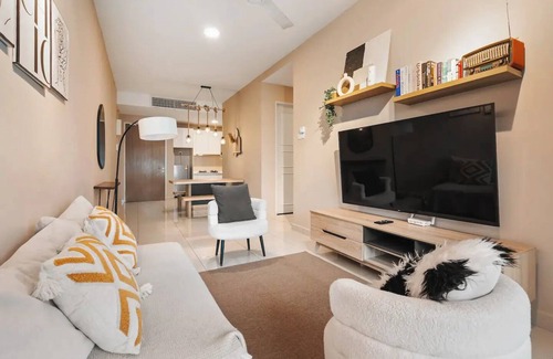 Kuala Lumpur City Centre House | Cozy Apartment w/Stunning KLCC View, 1-Min Walk to LRT, Netflix & Prime Location