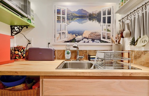 Mount Washington Apartment | Cozy, artsy 2-bedroom, private apartment with WiFi, AC in vibrant Baltimore