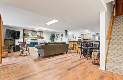 Blue Springs Apartment | Cozy basement lodge in quiet neighborhood. Close to stadiums, lakes, etc.