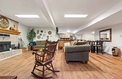 Blue Springs Apartment | Cozy basement lodge in quiet neighborhood. Close to stadiums, lakes, etc.