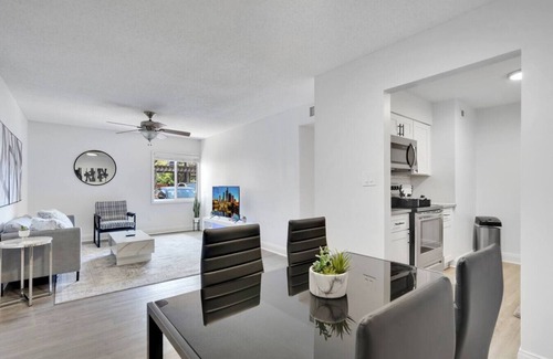 SoHo Apartment | Cozy Bayshore King suite | Pool, Gym & Parking!