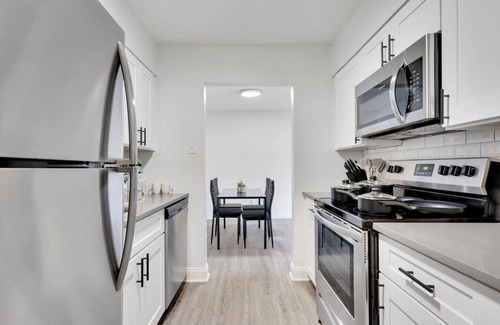 SoHo Apartment | Cozy Bayshore King suite | Pool, Gym & Parking!