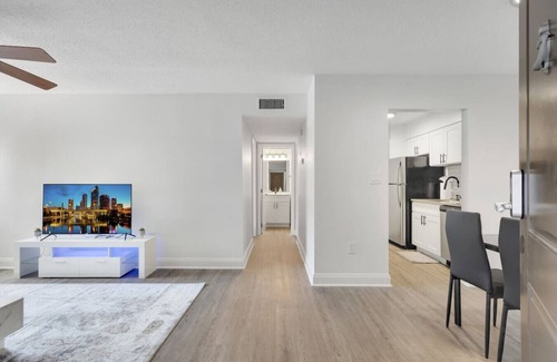 SoHo Apartment | Cozy Bayshore King suite | Pool, Gym & Parking!