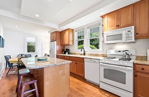 Egg Harbor Cottage | Cozy Bayside Cabin | Lake + Sauna Access in Egg Harbor