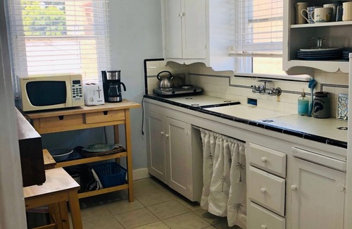 Belmont Shore Apartment | Cozy Beach Apartment in Trendy Belmont Shore! Sanitized and Clean!