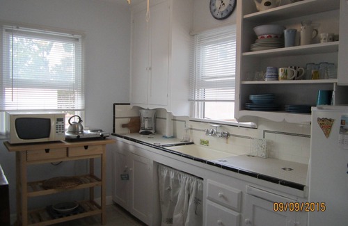 Belmont Shore Apartment | Cozy Beach Apartment in Trendy Belmont Shore! Sanitized and Clean!