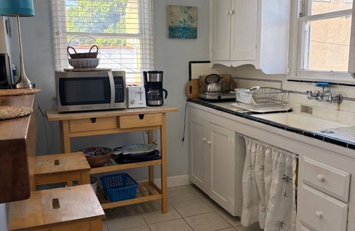 Belmont Shore Apartment | Cozy Beach Apartment in Trendy Belmont Shore! Sanitized and Clean!