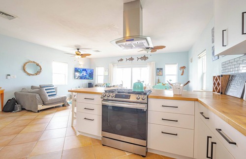 Gambier House | Cozy Beach Style House, 3BR, Pool, Walk to Beach