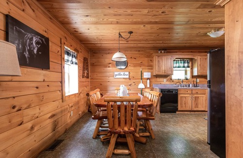 Nashville Cabin | Cozy Bear Cabin*Hot Tub*Pool Table* Modern Decor*5 min to Nashville