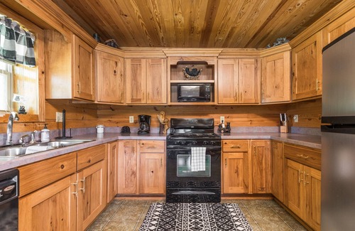 Nashville Cabin | Cozy Bear Cabin*Hot Tub*Pool Table* Modern Decor*5 min to Nashville