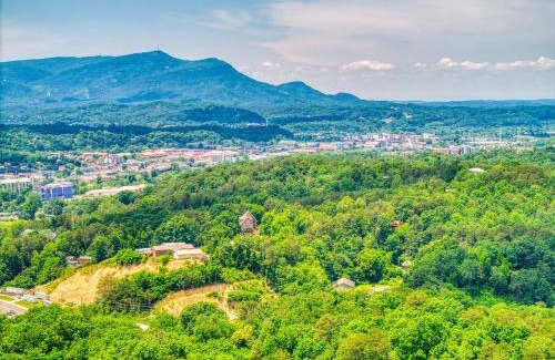 Pigeon Forge House | Cozy Bear Hill, Resort indoor Pool, Free Attraction Tickets, WIFI!