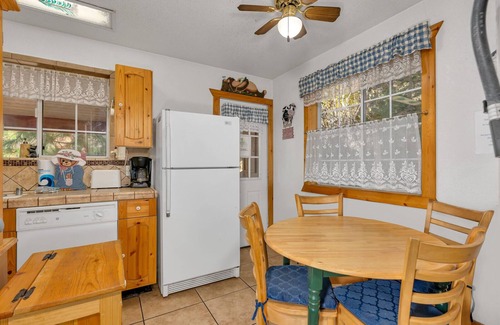Yosemite West Cabin | Cozy Bear North Quaint and Warm 2bd in Yosemite!