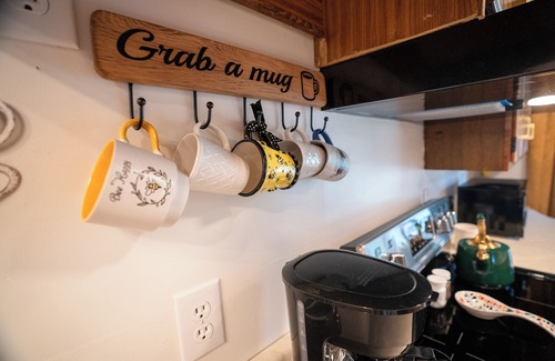 Mount Vernon House | Cozy Bee Hive Cheerful Stay Near Town