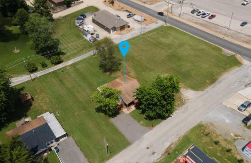 Mount Vernon House | Cozy Bee Hive- Cheerful Stay Near Town