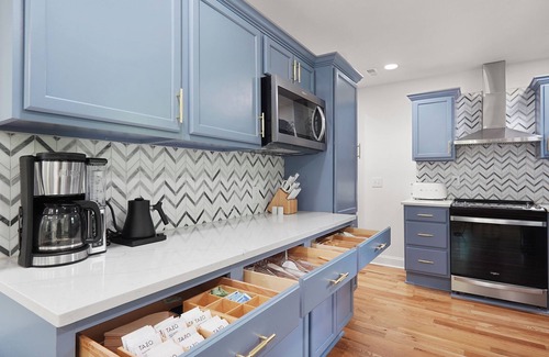 Durham House | Cozy Bull Cottage - Duke, UNC, Modern