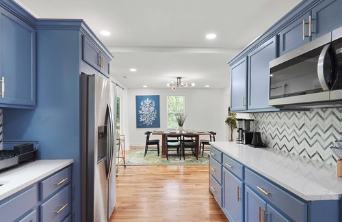 Durham House | Cozy Bull Cottage - Duke, UNC, Modern