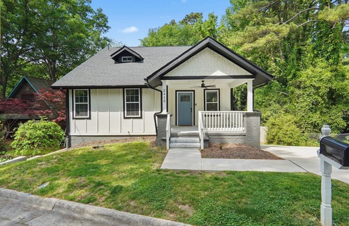 Durham House | Cozy Bull Cottage - Duke, UNC, Modern