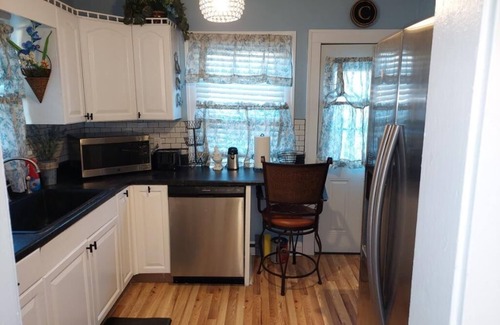 Euclid House | Cozy Bungalow Near Lake and downtown