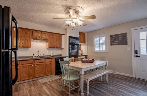 Elizabethtown House | ✸ Cozy Bungalow w Lg Yard | Ball Park 2.7 mi Downtown 1.1 mi✸