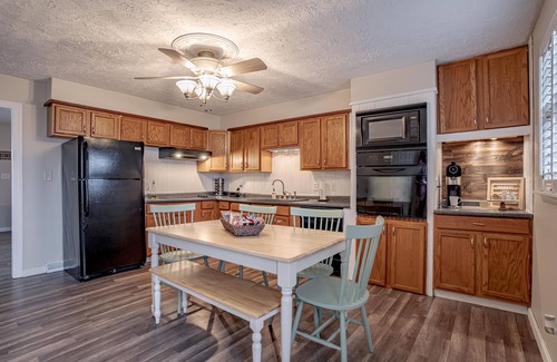 Elizabethtown House | ✸ Cozy Bungalow w Lg Yard | Ball Park 2.7 mi Downtown 1.1 mi✸