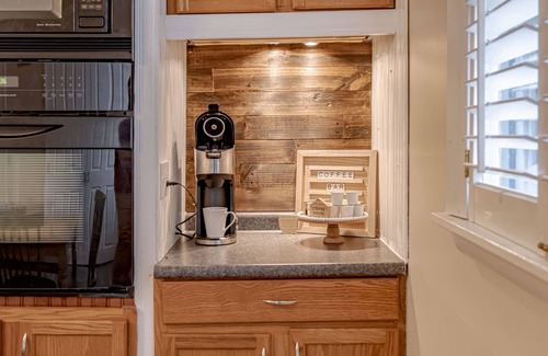 Elizabethtown House | ✸ Cozy Bungalow w Lg Yard | Ball Park 2.7 mi Downtown 1.1 mi✸