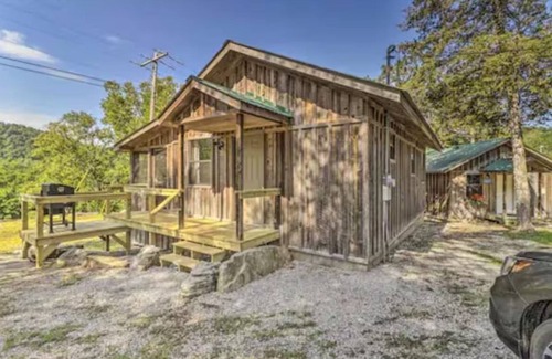 Mountain View Cabin | Cozy cabin 1 bedroom, WiFi, AC above Sylamore Creek in welcoming Mountain View