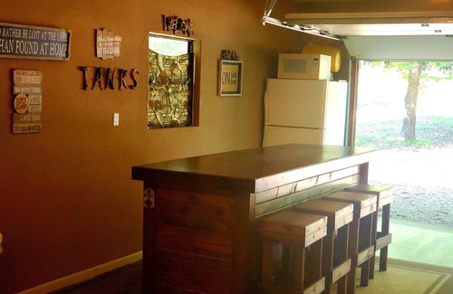 Arrow Point House | Cozy Cabin & Bunk House less than 4 minutes from Table Rock Lake.