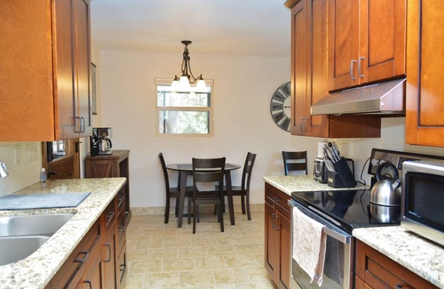 Highland Pines Cabin | Cozy Cabin: Deck, Hot Tub, Views & Starry Nights