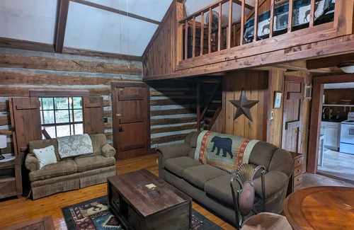 Bethpage House | Cozy Cabin - Go Back in Time