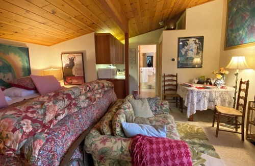 Three Rivers Cabin | Cozy cabin in charming Three Rivers 4 miles from Sequoia National Park entrance.