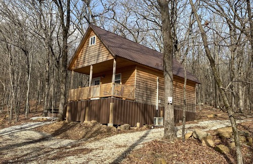 Winslow House | Cozy cabin in our little woodland village - access to pond and meadow