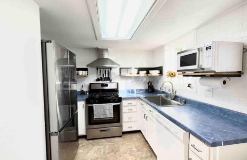 Winnemucca House | Cozy Cabin in the City plus GYM