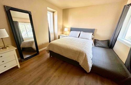 Winnemucca House | Cozy Cabin in the City plus GYM