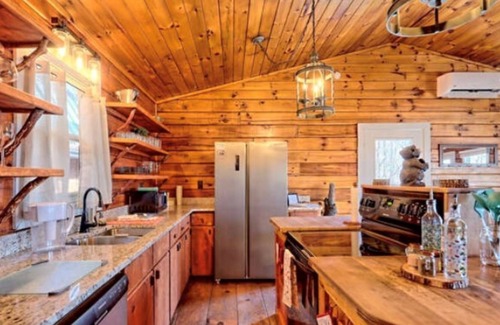 Morganton Cabin | Cozy Cabin in the Woods/ Pet Friendly