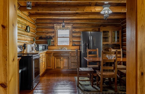 Cody Cabin | Cozy Cabin Located on the Southfork- classic log cabin, wonderful location