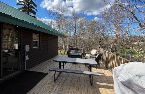 Bottineau Cabin | Cozy Cabin next to Lake Metigoshe