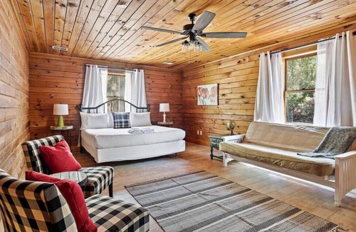 South Carolina Lakes & Blackwater Rivers Cabin | Cozy Cabin on Chateau | Waterfront | Sleeps 12