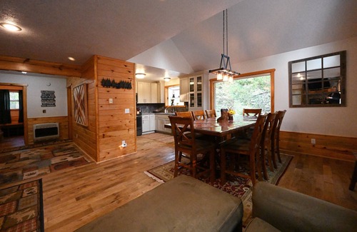 Island Park Cabin | Cozy Cabin Retreat – Sleeps 11 – Near Yellowstone National Park & Island Park Re