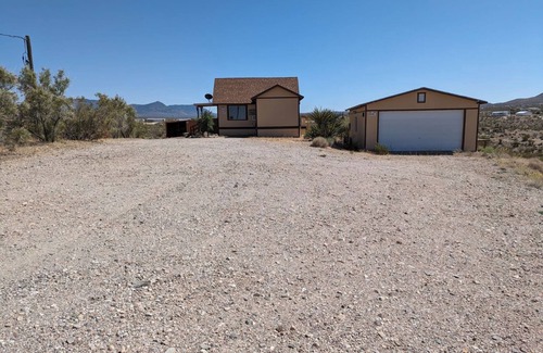 Meadview House | Cozy cabin vibes in the high desert with 360 views. Next to Grand Canyon West!