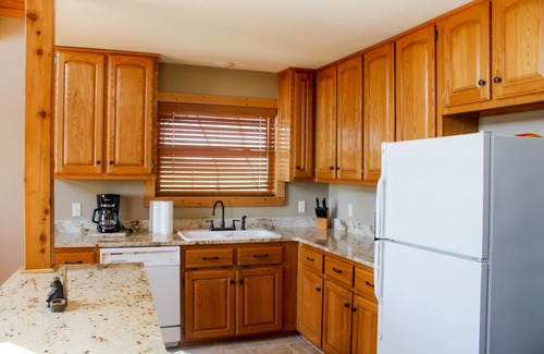 Deer Cabin | Cozy cabin w/firepit - 3 mi from Glory Hole!