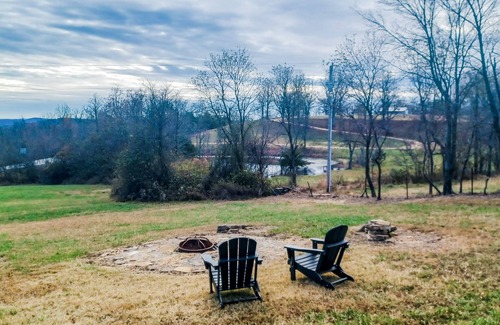 Deer Cabin | Cozy cabin w/firepit - 3 mi from Glory Hole!