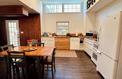 Harbert Cabin | Cozy Cabin W/HOT TUB by Lake MI in Sawyer