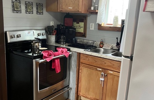 Hays Cabin | Cozy Cabin w/Hot-Tub In The Beautiful Mountains of North Carolina,nPet Friendly!