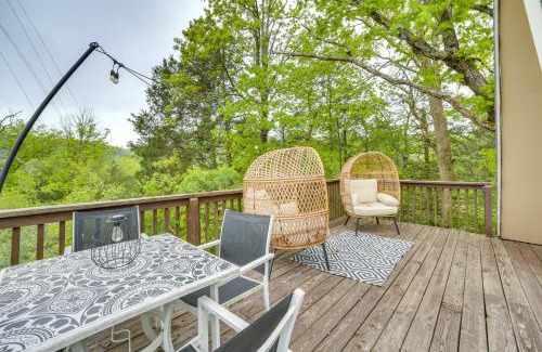 Rockaway Beach Apartment | Cozy Cabin with Fire Pit Walk to Lake Taneycomo!