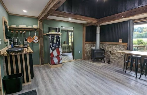 Coshocton Cabin | Cozy cabin with WiFi and AC in welcoming Willcreek River