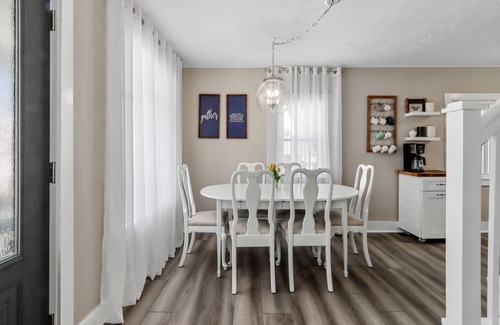 Lake Geneva House | Cozy Cape Cod in Lake Geneva - walking distance to Main St and Beach