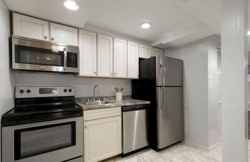 Hill East Apartment | Cozy Capitol Hill Apt 1 Minute Walk To Metro w/Parking