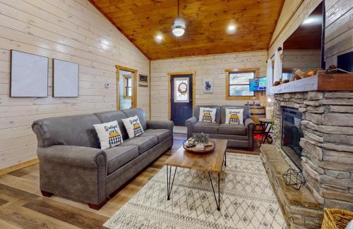 Sevierville House | Cozy Cardinal